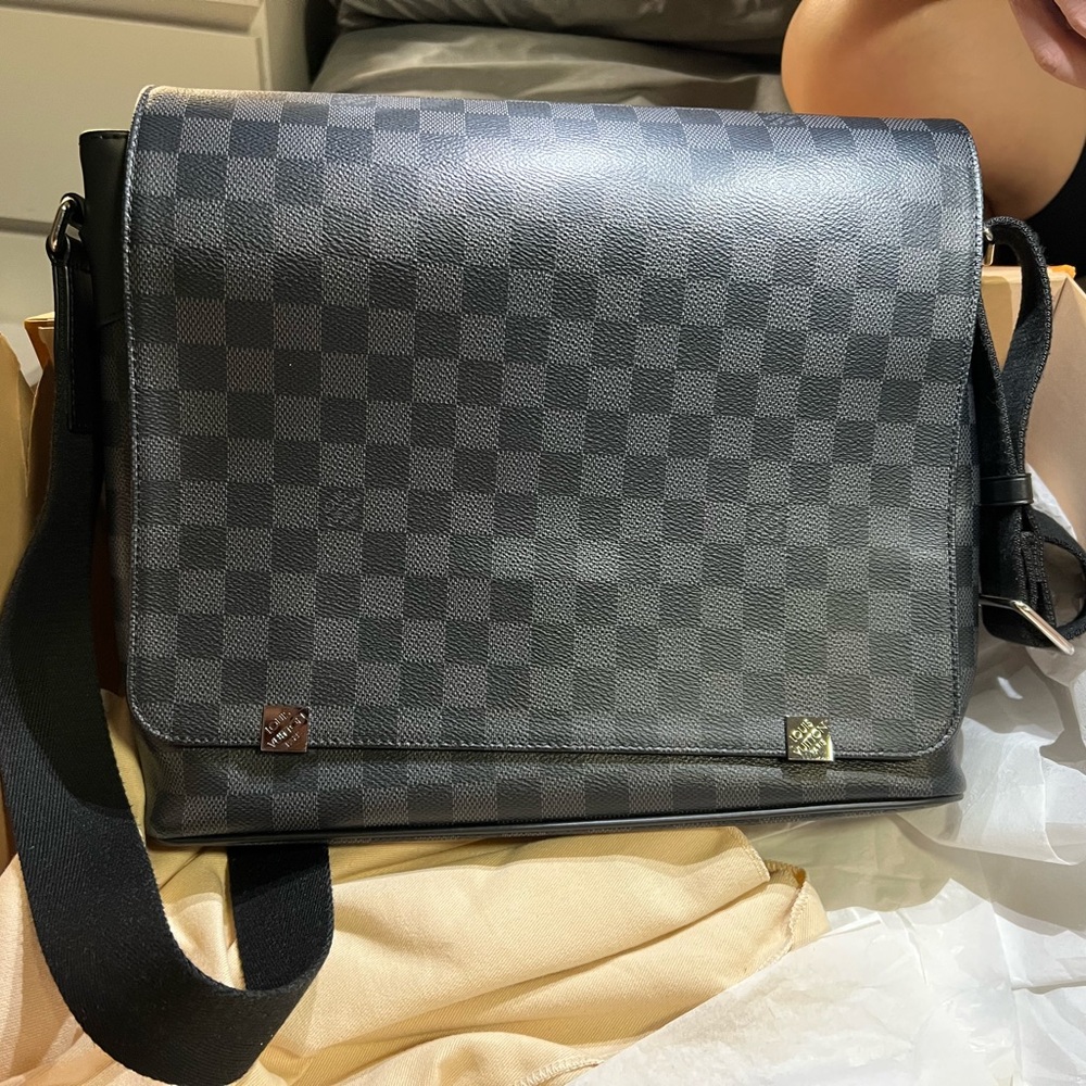 Louis Vuitton District MM NM Damier Graphite Canvas N41028 Messenger Bag Black